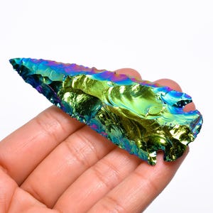 Pietra opalite grezza a forma di punta di freccia rivestita in titanio 86X31X11 mm 143 carati Aura Opalite Cristallo Metafisico rivestito in titanio