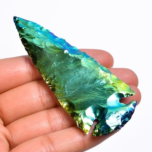 Pietra opalite grezza a forma di punta di freccia rivestita in titanio 84X32X8 mm Cristallo opalite Aura da 108 carati Opalite rivestita in titanio metafisica