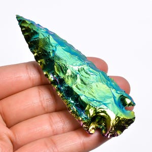 Pietra grezza di opalite rivestita in titanio a forma di punta di freccia 91X32X12 mm 178 carati di cristallo di opalite aura metafisica di opalite rivestita in titanio