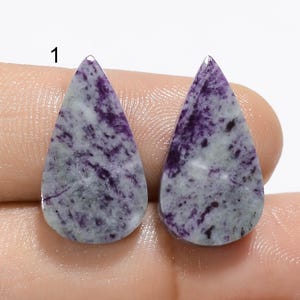 Paire de cabochons de kemmererite naturelle Paire de pierres précieuses de kemmererite Belle paire de pierres précieuses de kemmererite, paire de pierres pour faire des boucles d'oreilles (comme sur la photo)