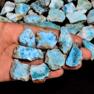 Fetta di Larimar naturale Larimar raro Lastra grezza Larimar grezzo Fetta decorativa spirituale Lastra grezza Larimar grezzo per realizzare gioielli Dimensioni 20-45 mm