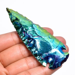 Pietra opalite grezza a forma di punta di freccia rivestita in titanio 85X31X11 mm 143 carati Aura Opalite Cristallo Metafisico rivestito in titanio