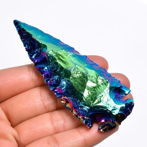 Pietra grezza di opalite rivestita in titanio a forma di punta di freccia 90X33X11 mm 178 carati di cristallo di opalite aura metafisica di opalite rivestita in titanio
