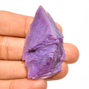 Fetta di Charoite naturale Fetta di pietra preziosa Fetta grezza di Charoite Fetta grezza di Charoite Forma fantasia Fetta grezza di Charoite 46X18X13 mm 83 Crt Charoite per la creazione di gioielli