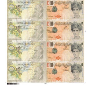 Op de afbeelding: Vijf bankbiljetten van tien pond met een portret van Charles Darwin aan de linkerkant en een portret van prinses Diana aan de rechterkant. De bankbiljetten zijn gedrukt in tinten groen, bruin en oranje. De tekst "Bank of England" en "Ten Pounds" is gedrukt op de bankbiljetten.