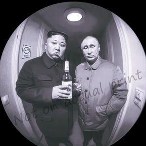 Può includere: Una fotografia in bianco e nero di due uomini in un corridoio. L'uomo a sinistra tiene una bottiglia di alcol e una sigaretta. L'uomo a destra tiene un bicchiere di alcol. La foto è stata scattata con un obiettivo grandangolare.