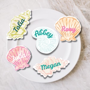 Schelpen en bruiloftsklokken Aquarel naamkaartjes I Place-kaarten en cadeaukaartjes | Strandhuwelijk bewerkbare canvassjabloon | Vrijgezellenfeest downloaden
