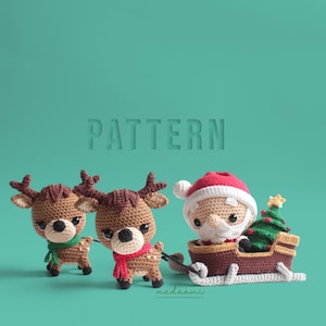 Puede incluir: Patrón de crochet para un amigurumi de Papá Noel montando en un trineo tirado por dos renos. Los renos son marrones con bufandas rojas y verdes. Papá Noel lleva un gorro rojo y tiene barba blanca. El trineo es marrón con un árbol de Navidad verde.