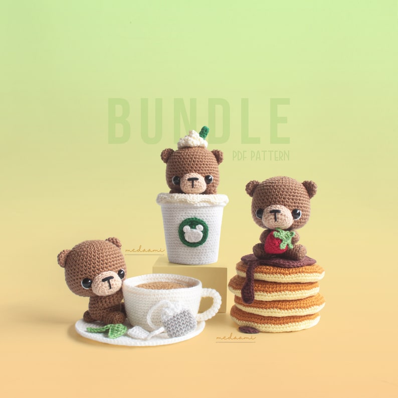 Puede incluir: Un paquete de patrones de crochet con tres adorables dise&ntilde;os de amigurumi de osos marrones: un oso en una taza de caf&eacute;, un oso con una fresa en una pila de panqueques y un oso con una taza de t&eacute;. El patr&oacute;n est&aacute; disponible para descargar en PDF.