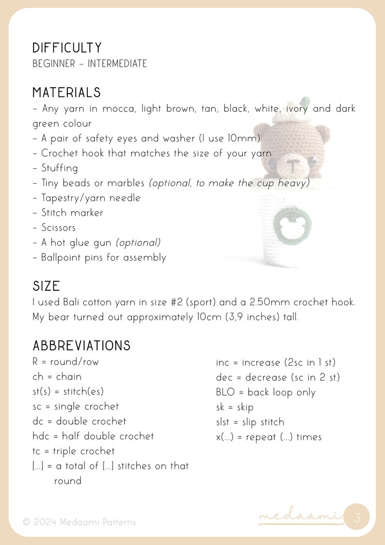 Puede incluir: Instrucciones de crochet para hacer un peque&ntilde;o oso amigurumi. El patr&oacute;n incluye una lista de materiales, abreviaturas y una gu&iacute;a de tallas. El oso mide aproximadamente 10 cm de alto.
