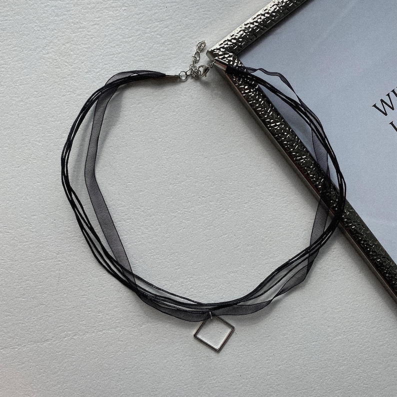 Collar ras-de-neck cords and black tie