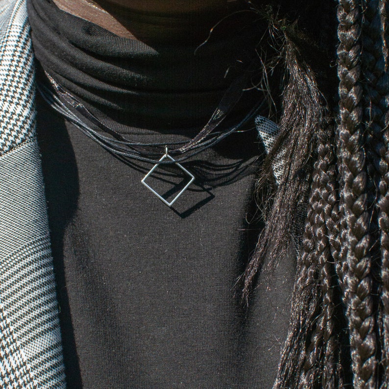 Collar ras-de-neck cords and black tie