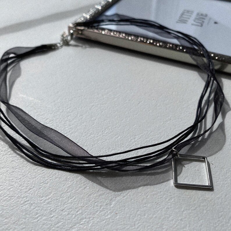 Collar ras-de-neck cords and black tie
