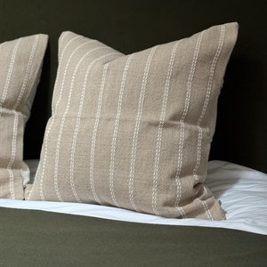 Coussin en coton indien à rayures beiges - Plusieurs tailles