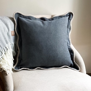 Cuscino Chloe Navy con bordo smerlato 45x45