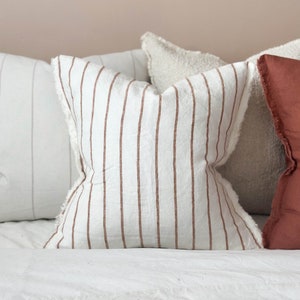 Coussin Esmée en lin marron et crème - 45 x 45 cm - 3 tailles