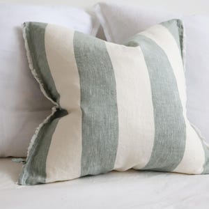 Coussin Esmee bleu sarcelle à larges rayures avec insertion de plumes - 50x30 45x45