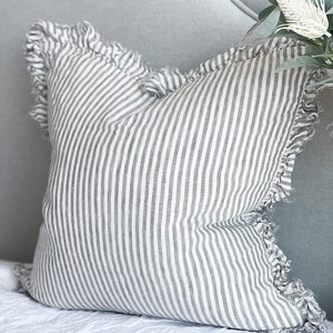 Cuscino Hallie Linen Frilled Ruffle grigio e crema a righe - 3 misure