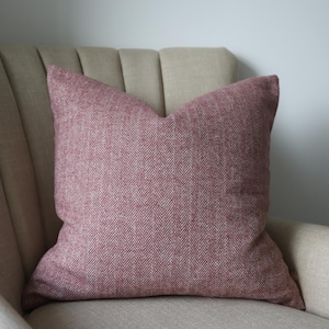 Tia Plum Herringbone Kissen 45 x 45 cm, quadratisches Kissen, Pflaumenkissen, erhältlich mit Entenfedereinsatz