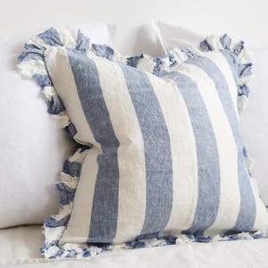 Cuscino in lino con volant a righe larghe Hallie Blue, 45 x 45 cm/50 x 30 cm, fodera per cuscino in lino stonewashed al 100%