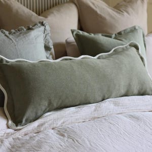 Chloe Sage Scalloped Edge Nackenrolle 80×30 cm, Sage Nackenrolle, langes Kissen, Erhältlich nur mit Kissenbezug oder mit Federeinsatz