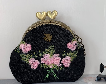 Monedero de pana negra bordada con diseño de rosa – Cierre de bronce