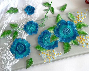 Parche bordado floral azul para chaquetas y manualidades de costura.