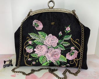 Bolso de hombro con rosa bordada: neceser de pana negra con cierre de bronce