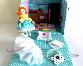 Casa de muñecas con muñeca