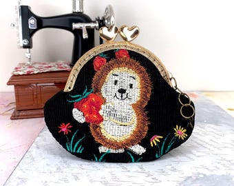 Monedero de terciopelo con erizo bordado y cierre de bronce