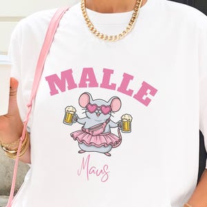 Maglietta Malle 2026 Malle Maus Matching Crew Shirts Girls Trip Funny Party Maus Beer Mug Mascot Mallorca Opening Group tee Back Print Pocket