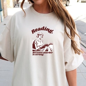殺人は間違っているので読書をするTシャツ、本好きの面白いフェミニズムシャツ、皮肉な引用レトロコミックTシャツ、本の虫のノスタルジー母シャツ