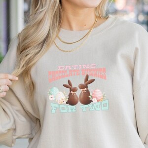 Zwangerschap aankondiging Shirt Paashaas vakantie Trui die chocoladekonijntjes eet voor twee Trui retro mama om te zijn Trui babyjongen meisje