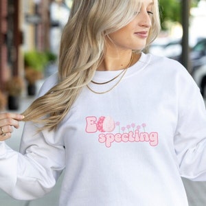 Zwangerschap aankondiging shirt paashaas vakantie trui ei specting trui retro mama to be trui baby ei specting roze shirt golvend