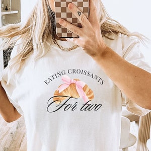 Jedzenie rogalików dla dwojga koszulka z ogłoszeniem ciąży prezent na baby shower kobiety w ciąży kokietka rogalik różowa kokardka miłośnik jedzenia ujawnienie płci