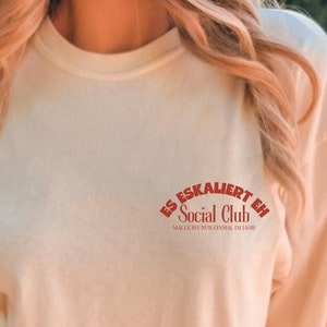It&#39;s escalating anyway Social Club Cocktail Party Shirt Malle 2025 oversized back print Mallorca holiday group JGA girls trip personalized beer tee