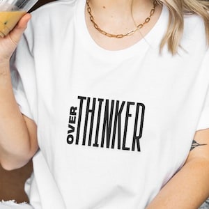 Rolig overthinker-citat T-shirt retro estetisk IT-tröja söt men nörd tröja present mamma T-shirt mors dag present bästis ångest meme