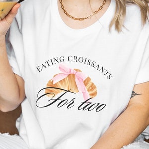 Jedzenie rogalików dla dwojga koszulka z ogłoszeniem ciąży prezent na baby shower kobiety w ciąży kokietka rogalik różowa kokardka miłośnik jedzenia ujawnienie płci