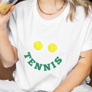 テニス愛好家の笑顔のテニスボールシャツコート90年代のテニスの母親のヴィンテージスポーツY2K学生の誕生日プレゼントヴィンテージカラーの親友のプレーヤーコミックTシャツ