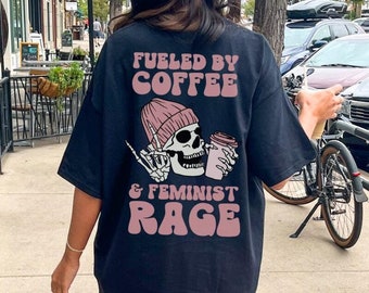 Impulsada por la furia feminista del café, camiseta retro de esqueleto hipster rosa, regalo feminista, cita feminista, amante del café, unisex, orgullo Y2K, igualdad femenina