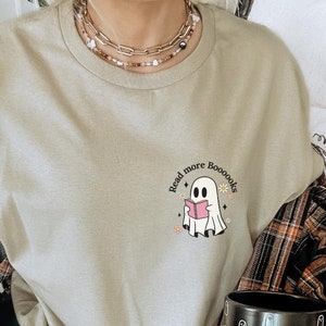 Per saperne di più libri carino fantasma camicia halloween amante dei libri camicia retro autunno T-shirt Y2K libro verme lettura fantasmi insegnante regalo mamma anni '90 fiore tee