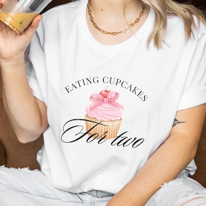 Jedzenie babeczek dla dwojga ogłoszenie o ciąży koszula prezent na baby shower kobiety w ciąży kokietka rogalik różowa kokardka miłośnik jedzenia ujawnienie płci