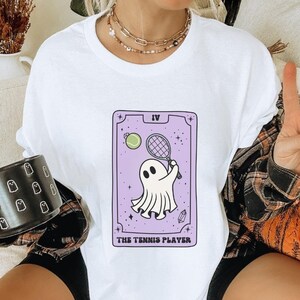 Carta dei Tarocchi il giocatore di tennis carino fantasma retrò Halloween camicia costume mistico camicia Y2K tee anni '90 amante del tennis regalo bestie compleanno fidanzato