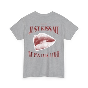 Just Kiss Me We Can Talk Later T-Shirt - Süßes Valentinstag Design Mit Kuss