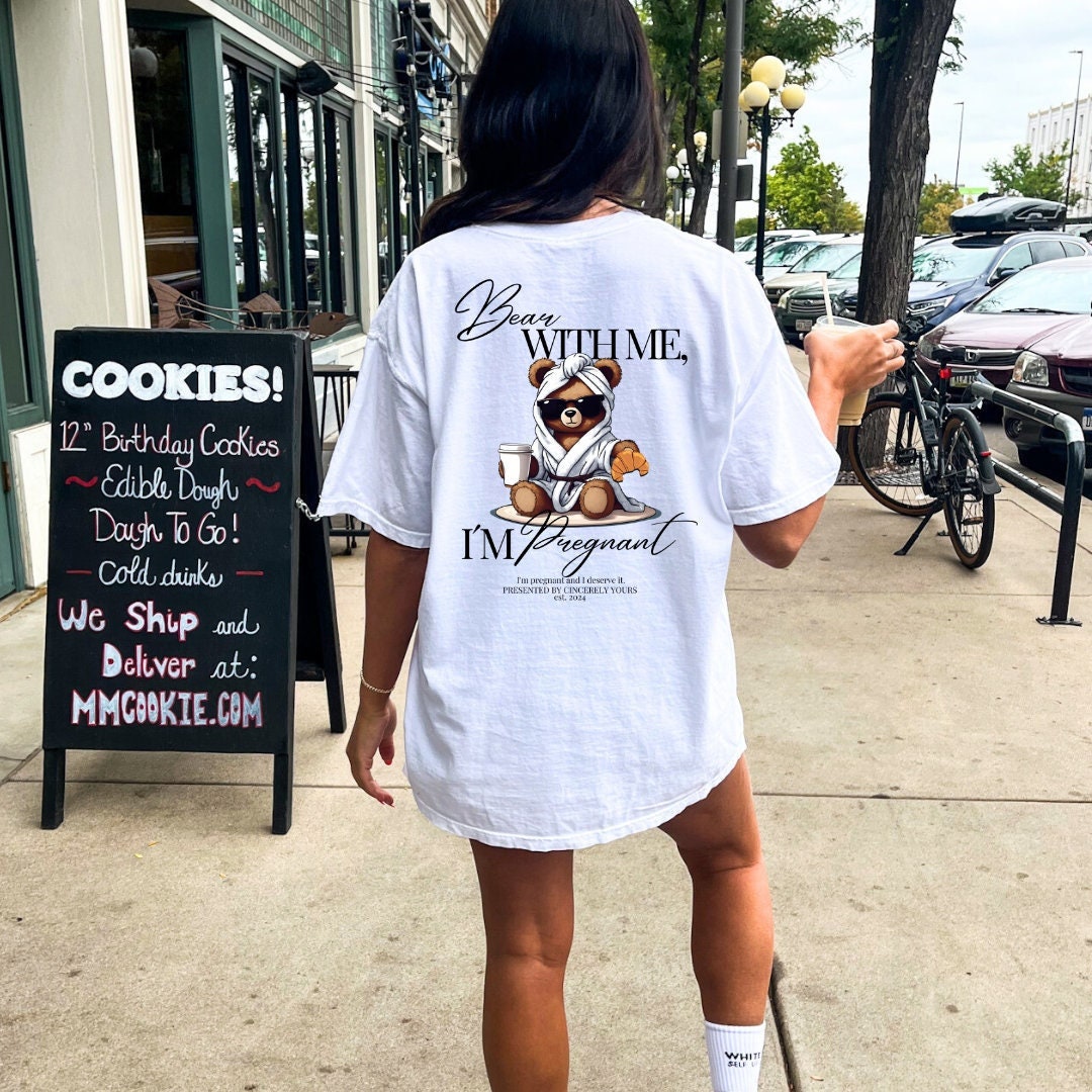 Bear with me I am pregnant teddy bear oversized Shirt Retro pregnancy announcement tee croissant Y2K vintage gift 90s graphic back print