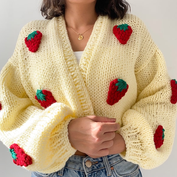 Cardigan cadeau de Noël, cardigan 3D fraise, pull brodé sur commande, pull crémeux toutes saisons, cadeaux personnalisés pour elle