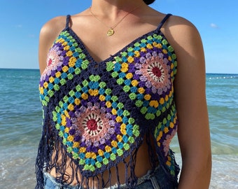 Top corto de punto de crochet colorido con diseño de abuela hecho a mano y patchwork
