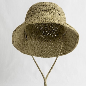 Handvirkad hinkhatt i raffia: Naturligt solskydd, hakremsdetalj