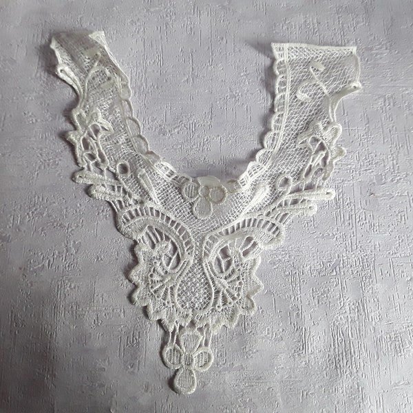 Col blanc, en dentelle 42 x 21 cm