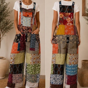 Peut inclure: Une salopette en patchwork composée d'une variété de motifs floraux, géométriques et abstraits colorés dans des tons de rouge, orange, vert, bleu et noir. Le vêtement présente des jambes larges, une poche poitrine et deux poches latérales.